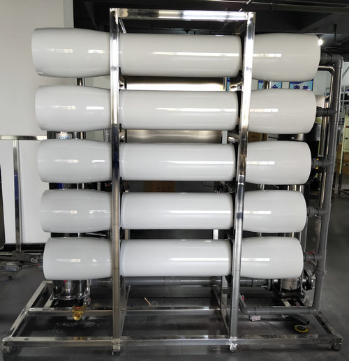 中小型反滲透純水設(shè)備在安裝使用時(shí)需要注意些什么呢？